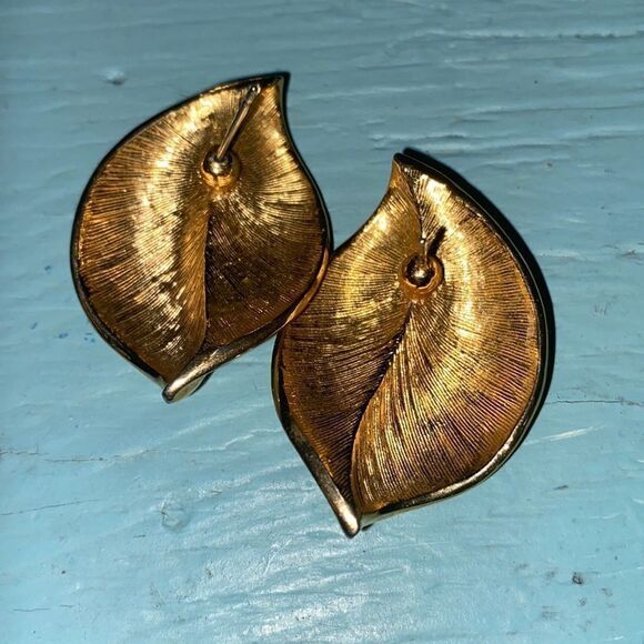 1990s Textured Gold Tone Leaf Women’s Earrings for Pierced Ears - Picture 7 of 8